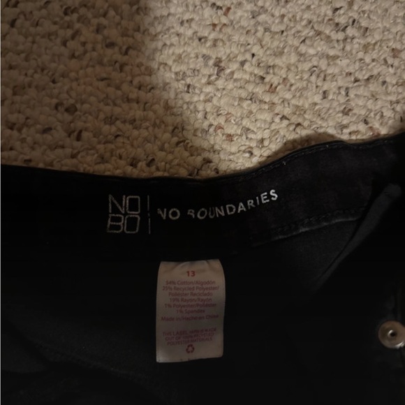 No Boundaries Women's Black Jean Shorts - Picture 3 of 3